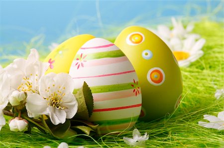 Easter Eggs sitting on grass field with blue sky Foto de stock - Royalty-Free Super Valor e Assinatura, Número: 400-04169795