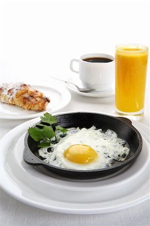 simsearch:400-06094801,k - Fried eggs in frying pan, juice and coffee Photographie de stock - Aubaine LD & Abonnement, Code: 400-04169943