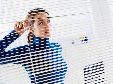 young businesswoman looking through blinds. Copy space Foto de stock - Super Valor sin royalties y Suscripción, Código: 400-04160534