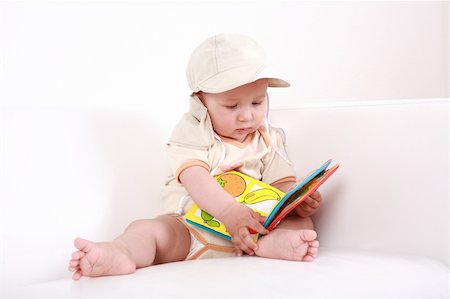 simsearch:400-04161658,k - Portrait of cute baby reading a picture book Fotografie stock - Microstock e Abbonamento, Codice: 400-04161182