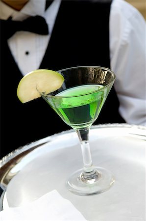 simsearch:400-03917773,k - An image of a bright green apple martini Foto de stock - Royalty-Free Super Valor e Assinatura, Número: 400-04161972