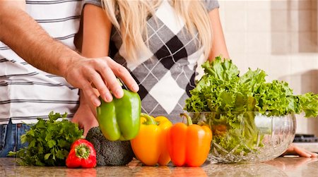 simsearch:400-04162443,k - Cropped view of a young couple preparing vegetables on their kitchen counter. Horizontal shot. Fotografie stock - Microstock e Abbonamento, Codice: 400-04162430