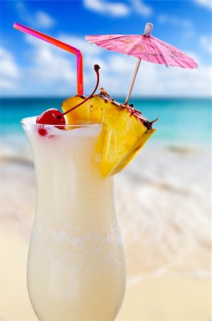 simsearch:614-01027582,k - Pina colada drink in cocktail glass with tropical beach in background Photographie de stock - Aubaine LD & Abonnement, Code: 400-04163008