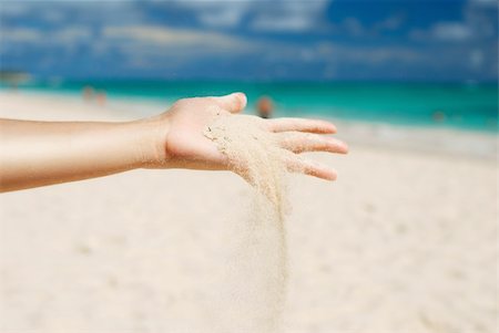 simsearch:400-05897554,k - Coral white sand strewing from hand Foto de stock - Super Valor sin royalties y Suscripción, Código: 400-04174273