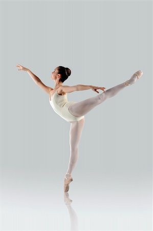 Proffessional female ballet dancer isolated in studio Photographie de stock - Aubaine LD & Abonnement, Code: 400-04174385