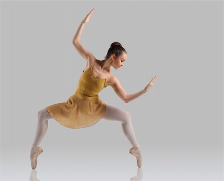 Proffessional female ballet dancer isolated in studio Foto de stock - Super Valor sin royalties y Suscripción, Código: 400-04174397