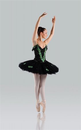 simsearch:700-05803457,k - Proffessional female ballet dancer isolated in studio Photographie de stock - Aubaine LD & Abonnement, Code: 400-04174406