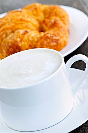 simsearch:400-04977109,k - Latte coffee with frothed milk and fresh croissant Foto de stock - Super Valor sin royalties y Suscripción, Código: 400-04174560