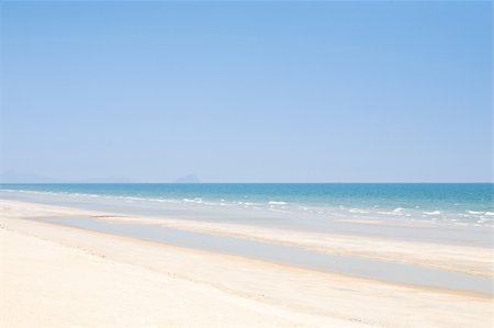 simsearch:841-02716786,k - Beach background with clean sand  and blue sky Photographie de stock - Aubaine LD & Abonnement, Code: 400-04175217