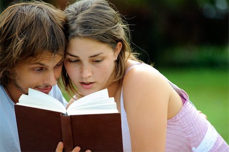 Attractive couple read together in the park Photographie de stock - Aubaine LD & Abonnement, Code: 400-04175934