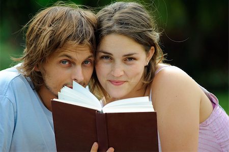 Attractive couple read together in the park Photographie de stock - Aubaine LD & Abonnement, Code: 400-04175936