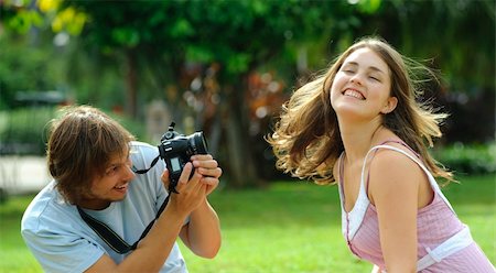 simsearch:400-04151970,k - Gorgeous couple take pictures in the park Fotografie stock - Microstock e Abbonamento, Codice: 400-04175930