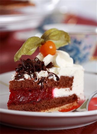 simsearch:400-03989677,k - Piece of delicious sweet cake garnished with fruist Foto de stock - Super Valor sin royalties y Suscripción, Código: 400-04176122