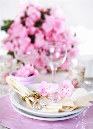 simsearch:400-04277175,k - Luxury place setting in pink and white Fotografie stock - Microstock e Abbonamento, Codice: 400-04176148