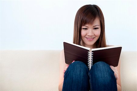 simsearch:6109-06194845,k - Women Reading a Book on Sofa Foto de stock - Super Valor sin royalties y Suscripción, Código: 400-04176909