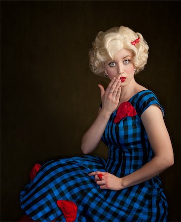 simsearch:400-04681336,k - Pretty retro blonde woman in vintage 50s dress Stock Photo - Budget Royalty-Free & Subscription, Code: 400-04177365