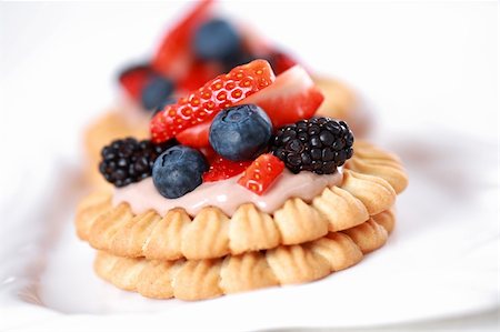 simsearch:400-04415230,k - Delicious cookies with chocolate cream and fresh berries Photographie de stock - Aubaine LD & Abonnement, Code: 400-04178324