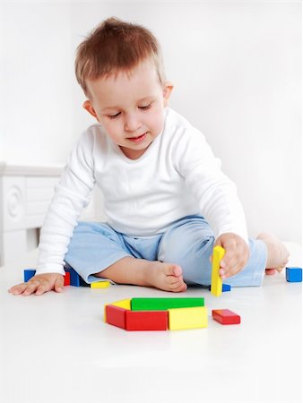 simsearch:400-06737087,k - Lovely boy playing with blocks Fotografie stock - Microstock e Abbonamento, Codice: 400-04179127