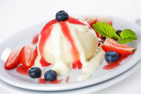 Sweet dumplings filled with fruits and strawberry sauce Stockbilder - Microstock & Abonnement, Bildnummer: 400-04179128