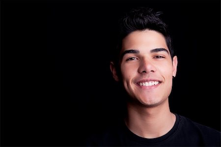 simsearch:400-04643781,k - Handsome young man smiling on black background. Studio shot. Foto de stock - Super Valor sin royalties y Suscripción, Código: 400-04179496