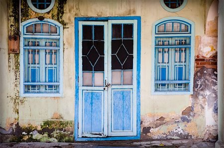 Old blue grunge door. Old city collection. Photographie de stock - Aubaine LD & Abonnement, Code: 400-04170411