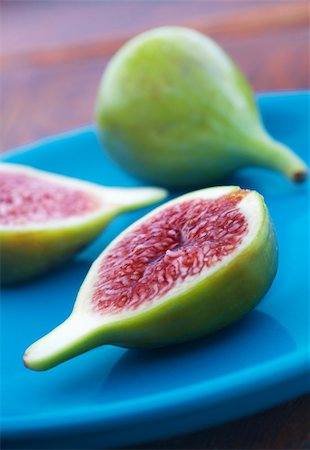 simsearch:695-05771097,k - Delicious vibrant honey sweet green fig. Figs halved Photographie de stock - Aubaine LD & Abonnement, Code: 400-04171087