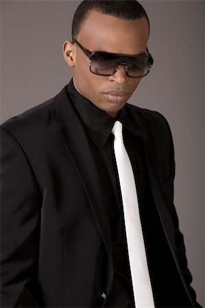 simsearch:400-04674632,k - Serious black business man with sunglasses on grey background Foto de stock - Super Valor sin royalties y Suscripción, Código: 400-04171472