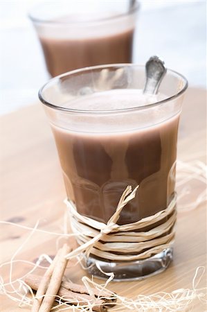 simsearch:400-08338397,k - Two cups of hot chocolate with cinnamon sticks Photographie de stock - Aubaine LD & Abonnement, Code: 400-04172628
