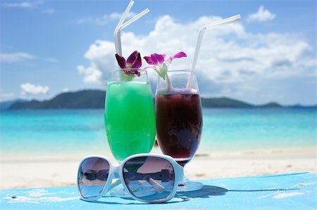 Cocktails on a beautiful beach Stock Photo - Budget Royalty-Free & Subscription, Code: 400-04172879