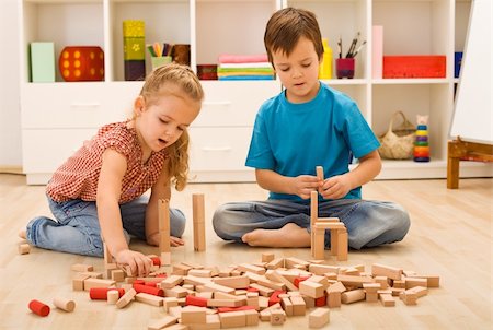 simsearch:400-04161270,k - Little builders - boy and girl playing with wooden blocks Foto de stock - Super Valor sin royalties y Suscripción, Código: 400-04172983