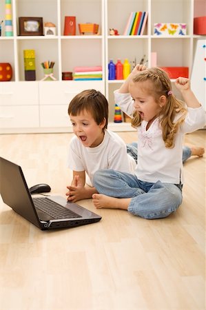 Stressed kids about to win online game - technology addict generation Foto de stock - Super Valor sin royalties y Suscripción, Código: 400-04173011