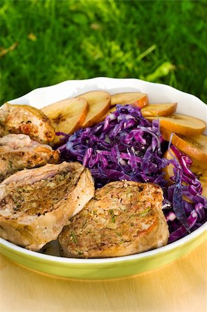 pork medallion - Pork medallions with sliced apples and red cabbage Foto de stock - Super Valor sin royalties y Suscripción, Código: 400-04173116