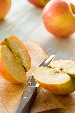 simsearch:400-04555774,k - Sliced apple and knife on wooden board Foto de stock - Royalty-Free Super Valor e Assinatura, Número: 400-04184503