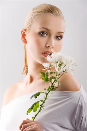 simsearch:400-03914122,k - beauty portrait of young cute blond girl with white top and some flowers near face Foto de stock - Super Valor sin royalties y Suscripción, Código: 400-04184514
