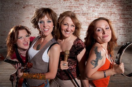 singer band - All-girl band performing in stylish clothing at a warehouse Foto de stock - Super Valor sin royalties y Suscripción, Código: 400-04185091