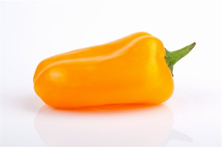 simsearch:400-04185368,k - Yellow Baby Bell Pepper on White Background Foto de stock - Royalty-Free Super Valor e Assinatura, Número: 400-04185365