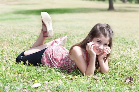 simsearch:400-04195162,k - happy cute girl  laying on a grass field and looking stright ,outdoor Foto de stock - Super Valor sin royalties y Suscripción, Código: 400-04186562