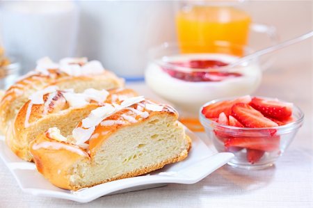 simsearch:400-08110674,k - Healthy breakfast or snack with yogurt, pound cake and fresh fruits Stockbilder - Microstock & Abonnement, Bildnummer: 400-04186580