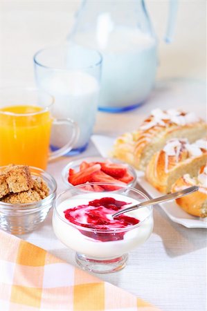simsearch:400-04415230,k - Healthy breakfast or snack with yogurt, pound cake and fresh fruits Photographie de stock - Aubaine LD & Abonnement, Code: 400-04186582