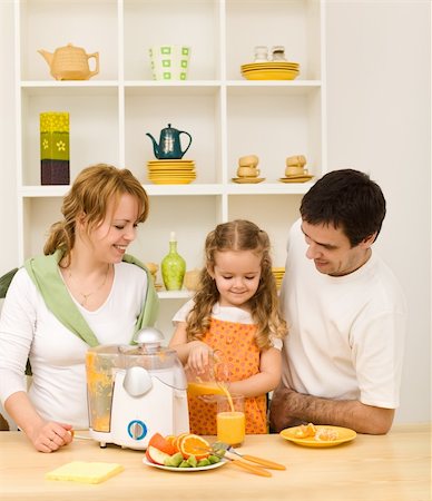 extractor - Little girl learning the ways of a healthy life - making fresh fruit juice with her parents Stock Photo - Budget Royalty-Free & Subscription, Code: 400-04187576