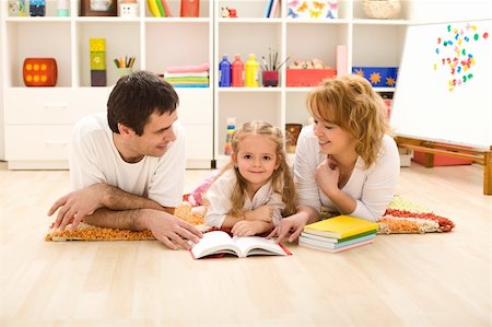 simsearch:400-04131892,k - Little girl practice reading with her parents Stockbilder - Microstock & Abonnement, Bildnummer: 400-04187572