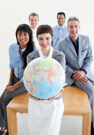 simsearch:400-04187718,k - Smiling business team holding a terrestrial globe. Business concept. Foto de stock - Royalty-Free Super Valor e Assinatura, Número: 400-04187926