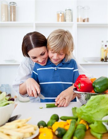 simsearch:400-06480358,k - Happy mother and her son cooking at home Foto de stock - Super Valor sin royalties y Suscripción, Código: 400-04188231