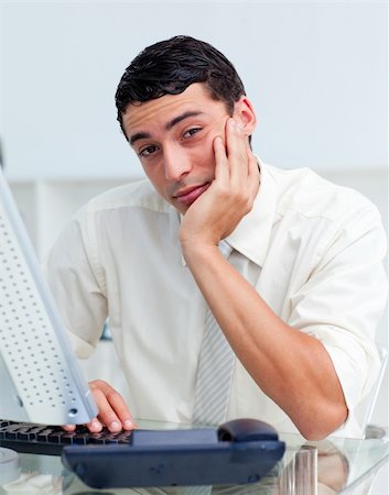 simsearch:400-04591983,k - Bored Hispanic businessman at his desk in the office Fotografie stock - Microstock e Abbonamento, Codice: 400-04188424