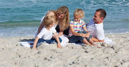 Cute little boy playing on the sand with his family Photographie de stock - Aubaine LD & Abonnement, Code: 400-04188963