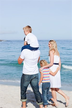 Happy family sitting on the sand at the beach Photographie de stock - Aubaine LD & Abonnement, Code: 400-04188973