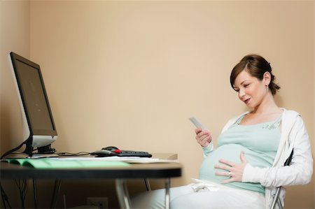 simsearch:400-06567245,k - italian 6 months pregnant woman watching ultrasound pictures of her baby on desktop computer at home. Horizontal shape, side view, copy space Stockbilder - Microstock & Abonnement, Bildnummer: 400-04189210