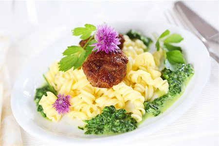 simsearch:400-04587228,k - Gourmet pasta with meatballs and spinach decorated with herbs Fotografie stock - Microstock e Abbonamento, Codice: 400-04189279