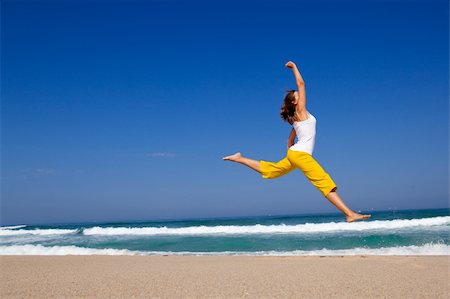 simsearch:400-06077546,k - Beautiful young woman jumping on  the beach Stockbilder - Microstock & Abonnement, Bildnummer: 400-04180485