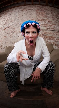 smoking and angry - Angry woman with curlers and robe complaining about loud music Foto de stock - Super Valor sin royalties y Suscripción, Código: 400-04181702